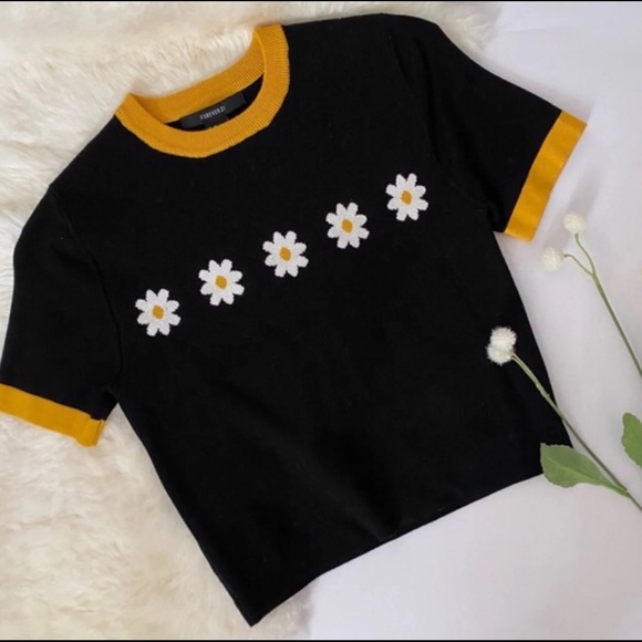 Forever 21 Daisy Knit Crop Top - Picture 1 of 3